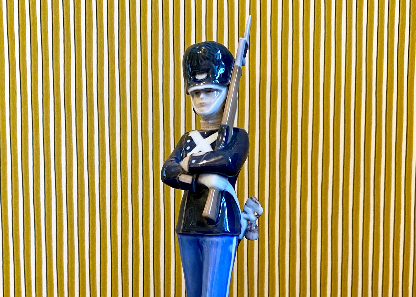 The figurine of the Royal Danish Life Guard placed before a yellow wall